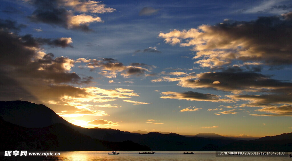 夕阳下的湖光山色美景