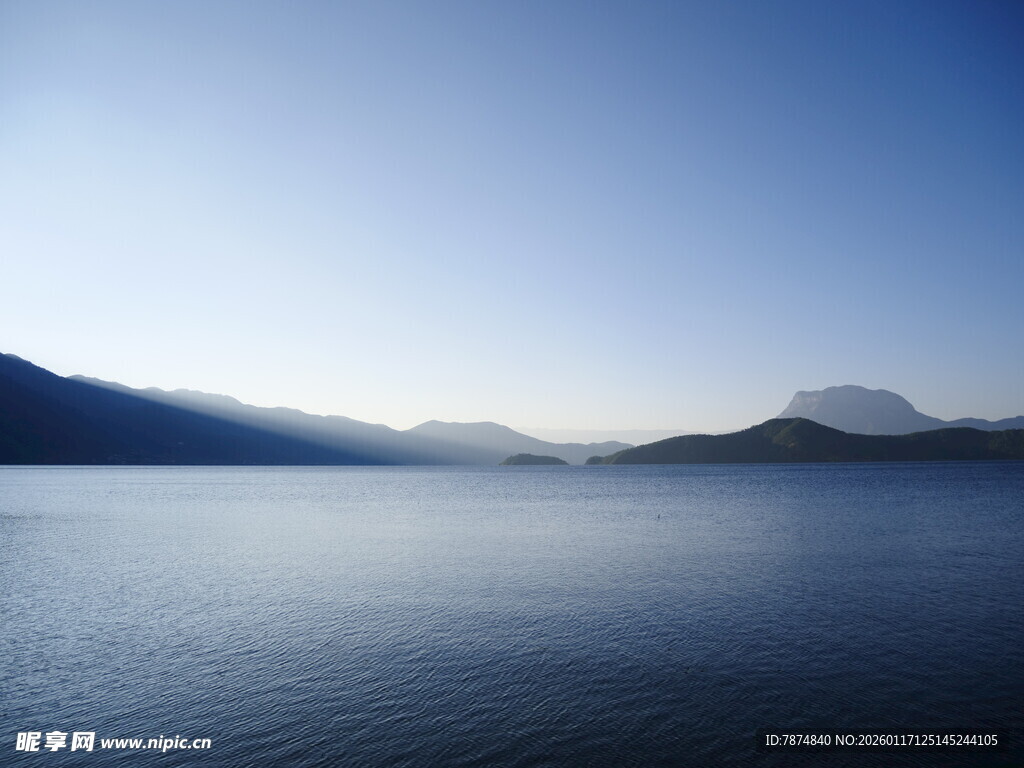 宁静湖面与远处山峦美景