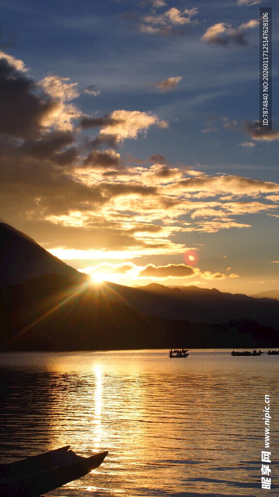 夕阳下波光粼粼的宁静水面