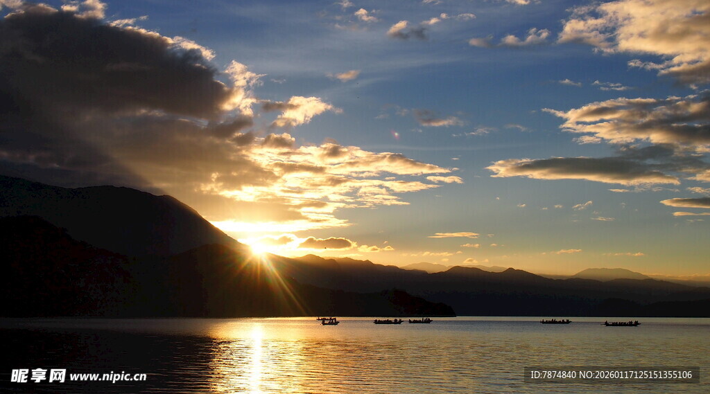 夕阳下的湖面美丽景致
