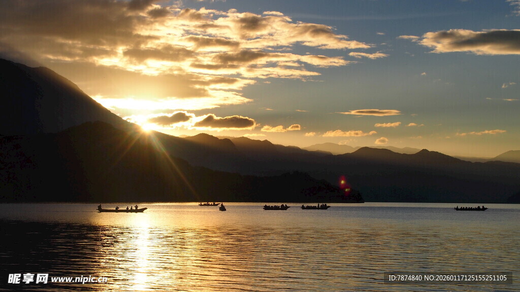 夕阳下波光粼粼的水面