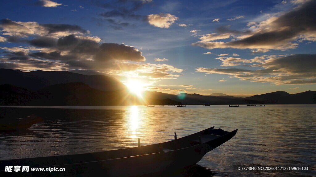 夕阳下湖面的孤舟美景
