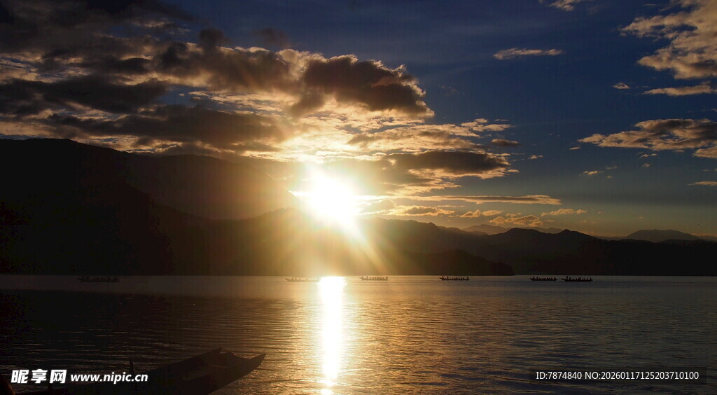 夕阳下波光粼粼的湖面