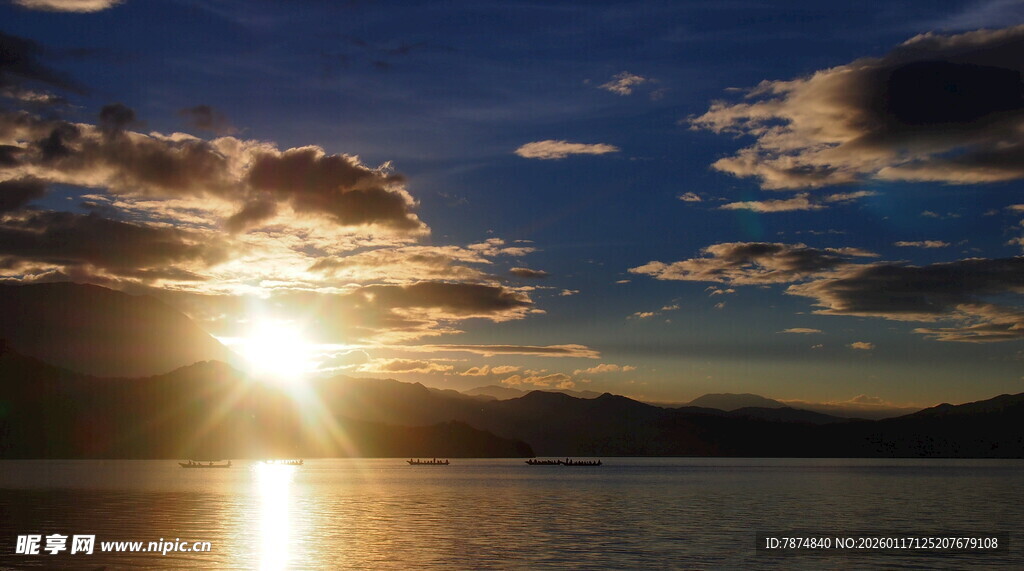 夕阳下的湖面美景