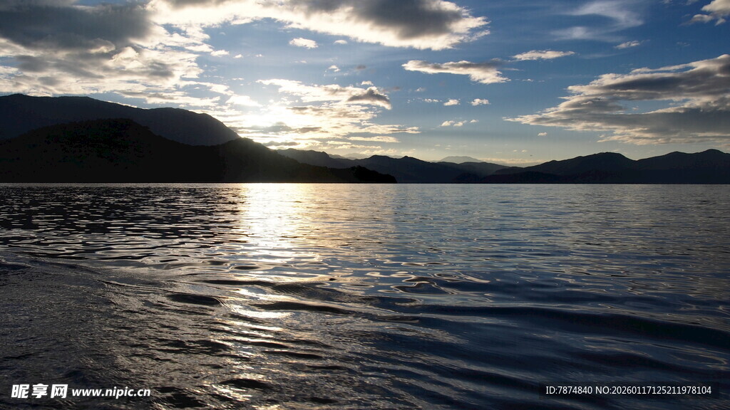夕阳下波光粼粼的宁静湖面