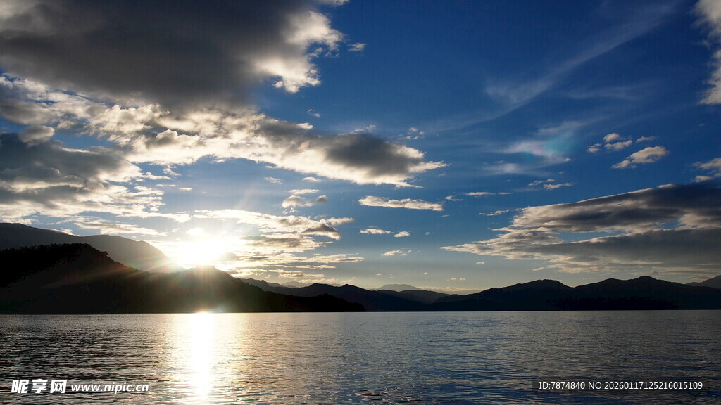 夕阳下的湖光山色美景