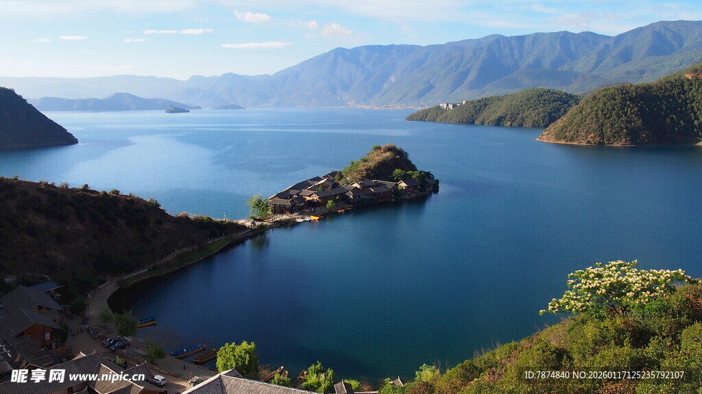 秀丽湖景中的湖心小岛