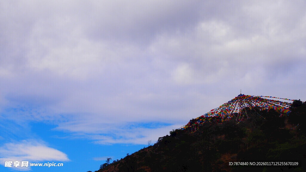 山顶建筑与蓝天白云美景