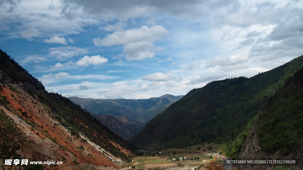 山间美景 蓝天白云映山峦