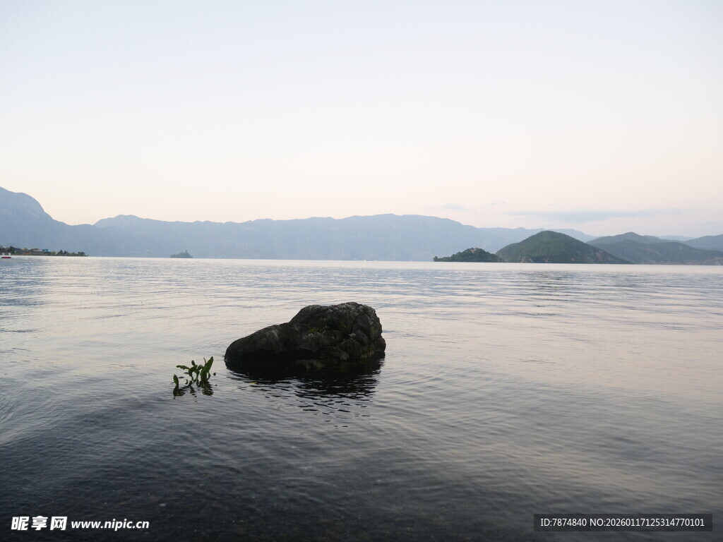 湖畔孤石 静谧山水景致