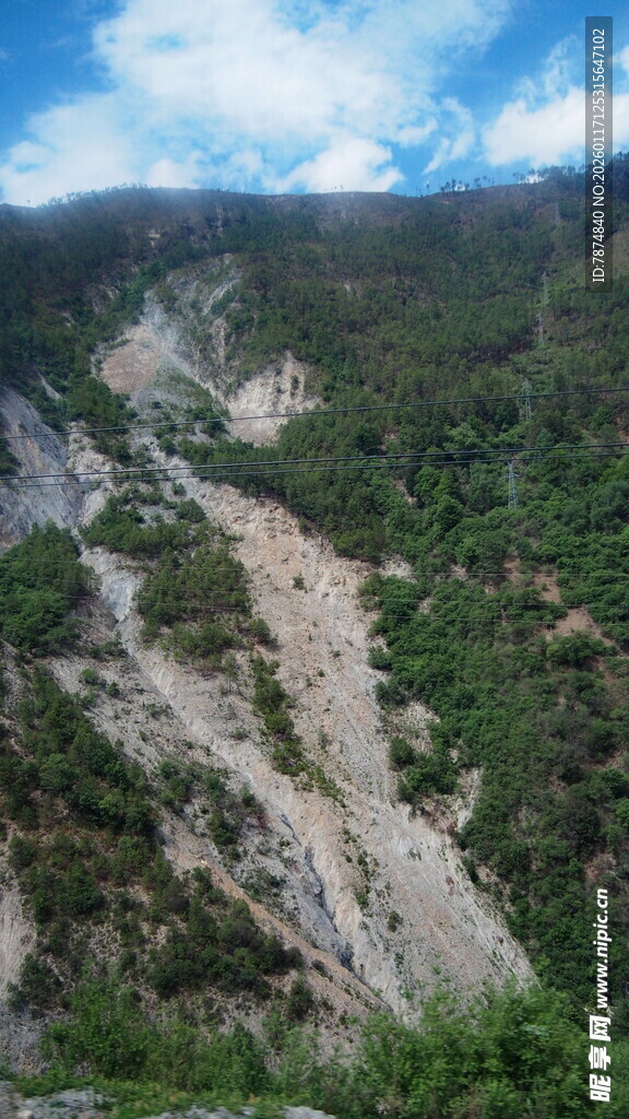 山间峡谷壮丽自然景观