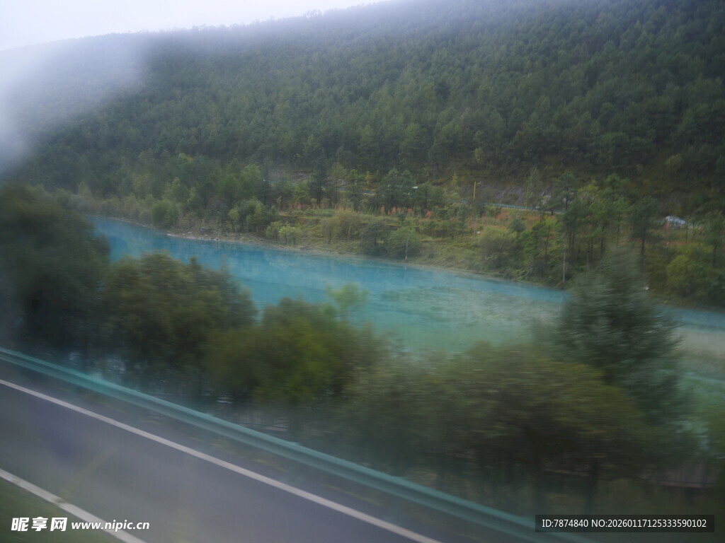 公路旁的多彩秀丽山水景