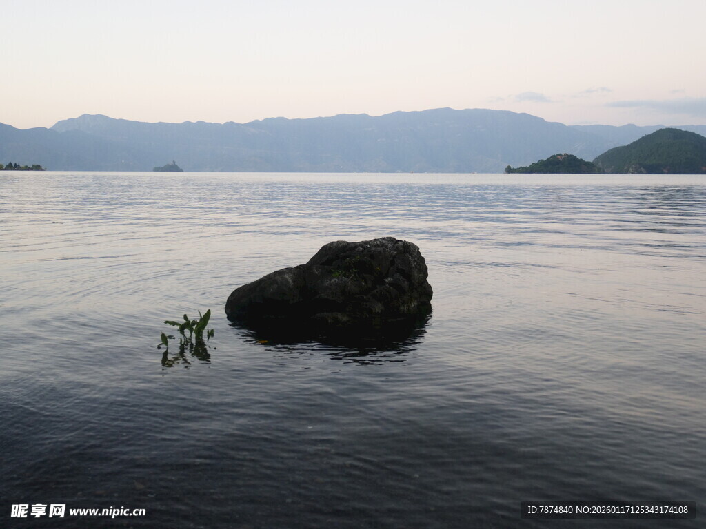 湖中小石 静谧山水景致