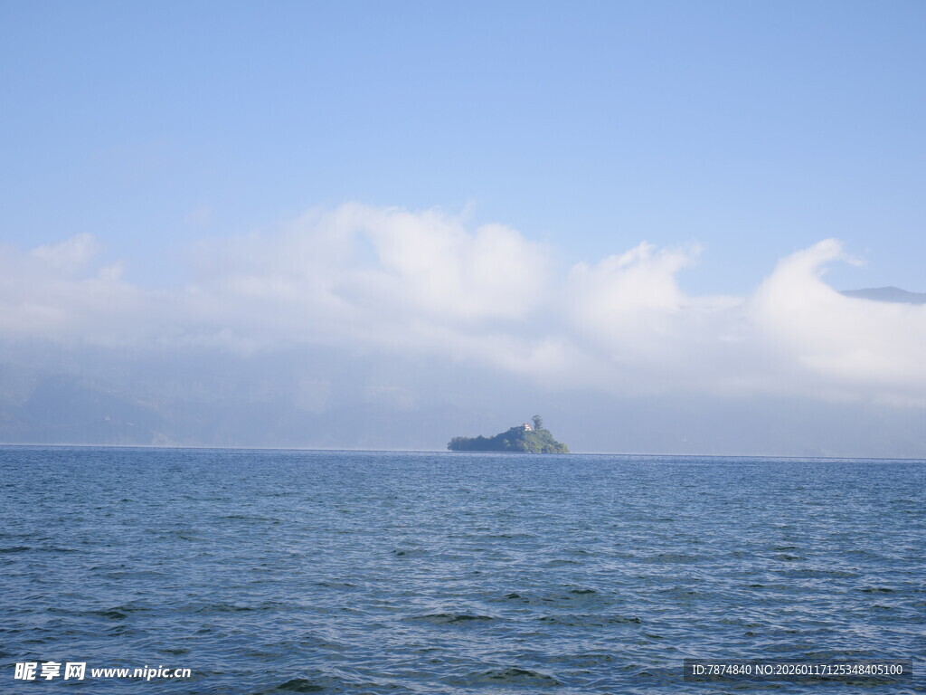 海上孤舟 云影相伴