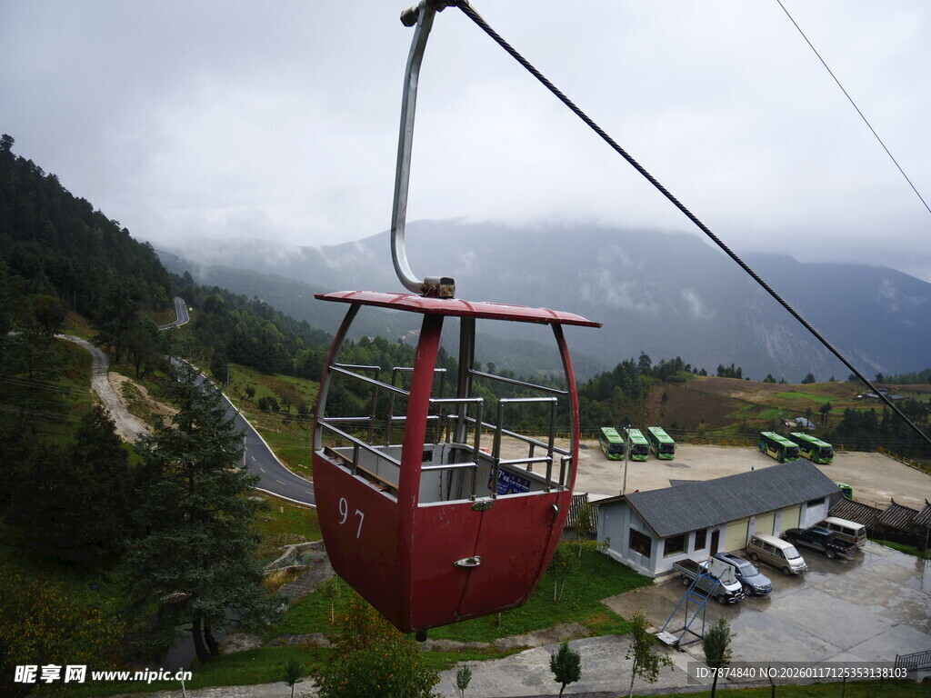 山间红色缆车悬空而立