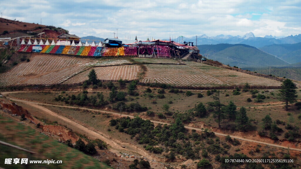 山坡上的多彩建筑景观