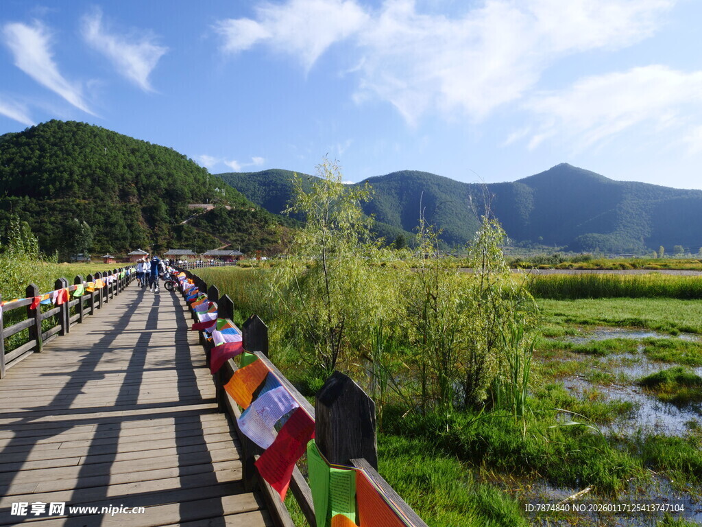 湖畔经幡路 自然藏域风光