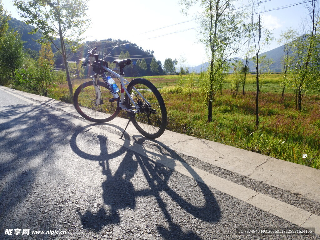 公路骑行者享受户外风景