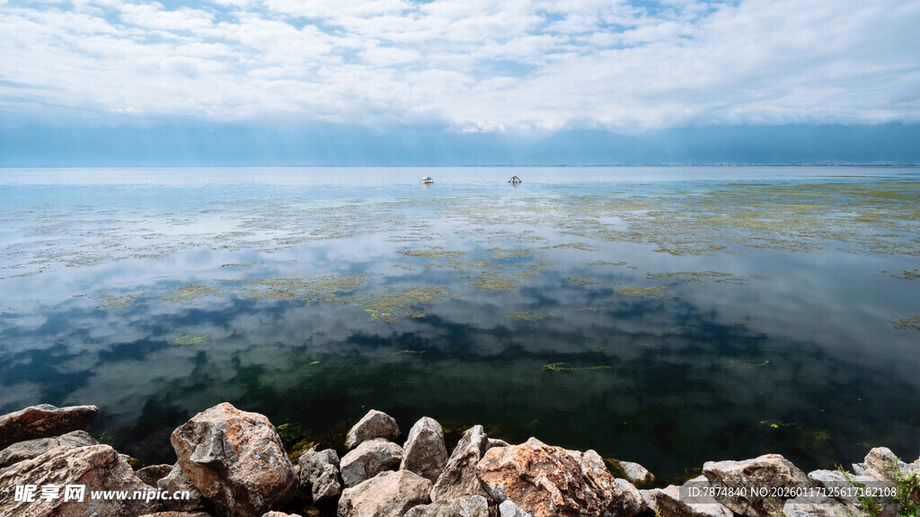 湖畔岩石与澄澈湖水景观
