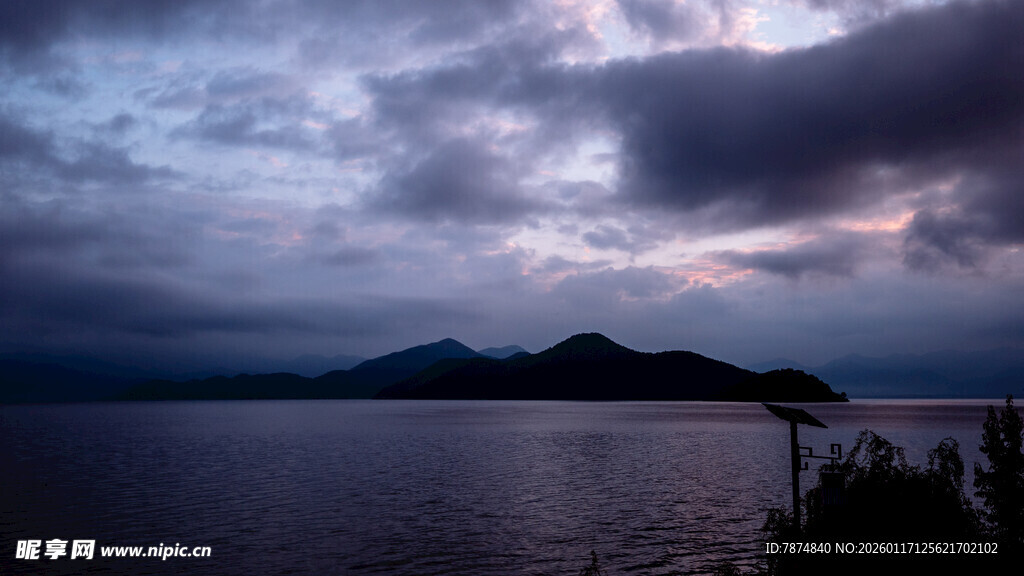 黄昏下的湖山美景