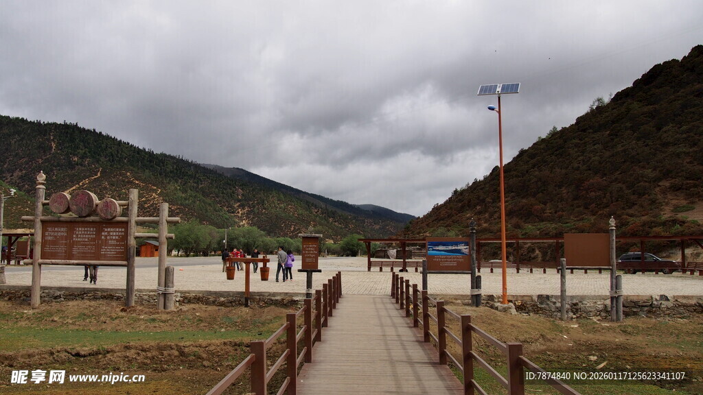 山间步道景色宜人