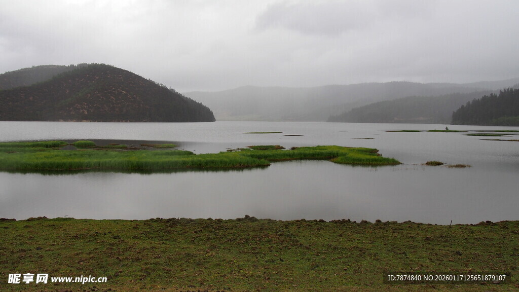 雨中湖畔风景