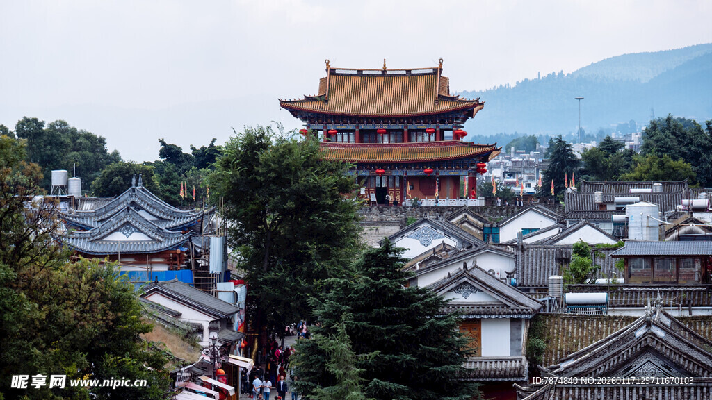 俯瞰中式古建筑群景观