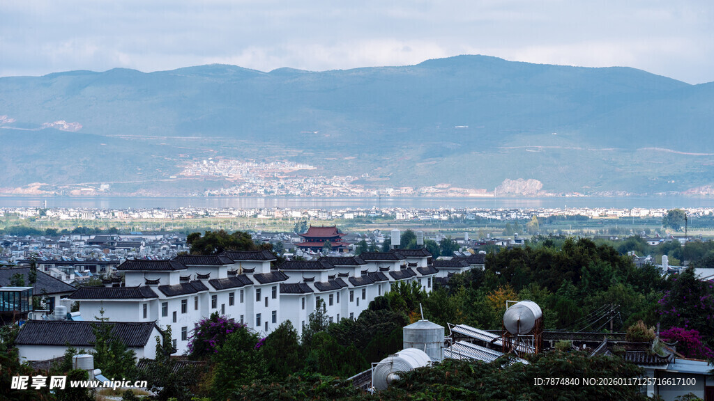 古城远景 山峦环抱的美景