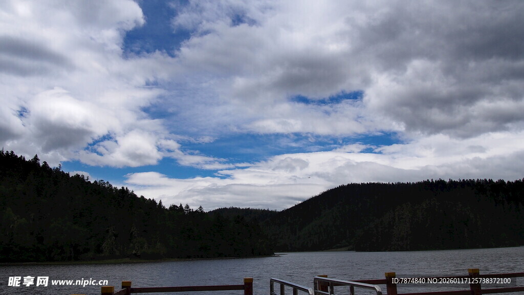 湖畔山野间的云景风光