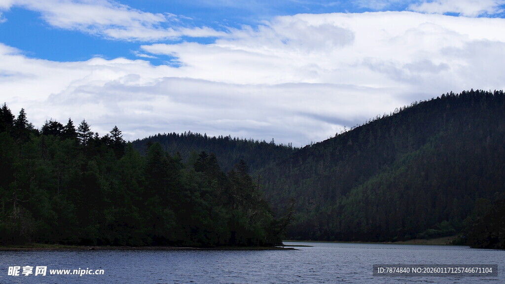 宁静湖畔山林美景