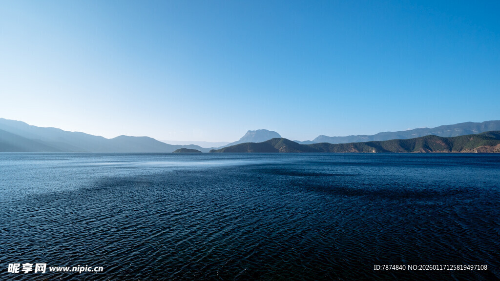 宁静湖景与远山蓝天