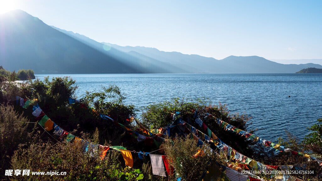 湖畔经幡 宁静山水景致