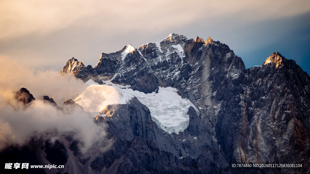 壮丽雪山云海景观
