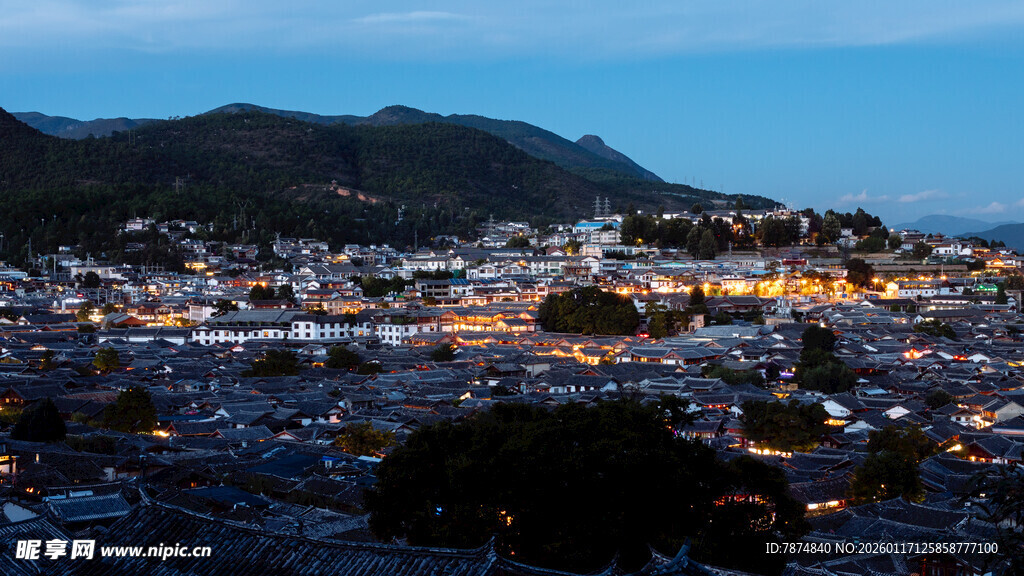 山城夜景 璀璨灯火映山峦