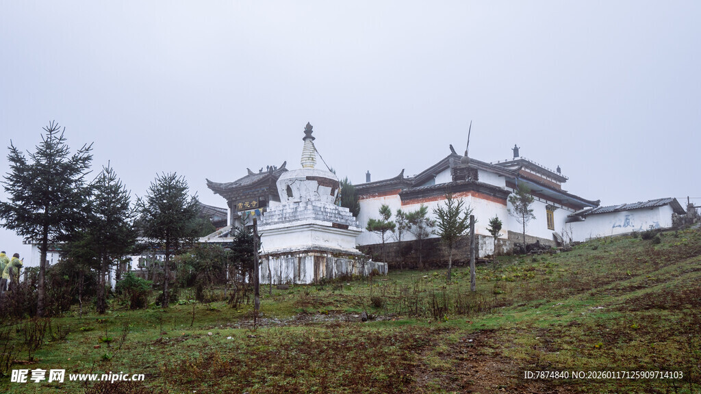 山坡上的中式古建筑群