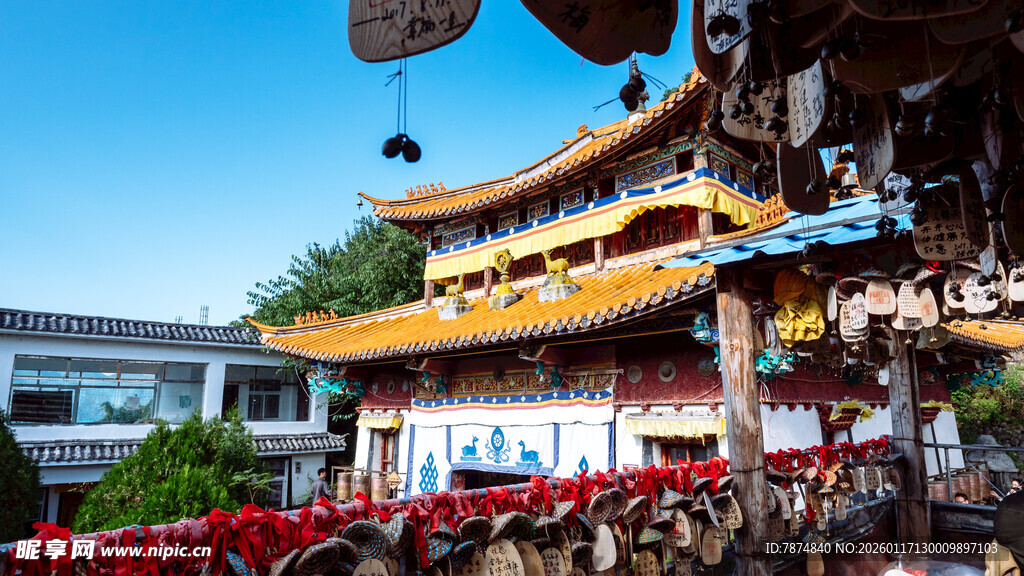 古庙宇前的热闹人群场景