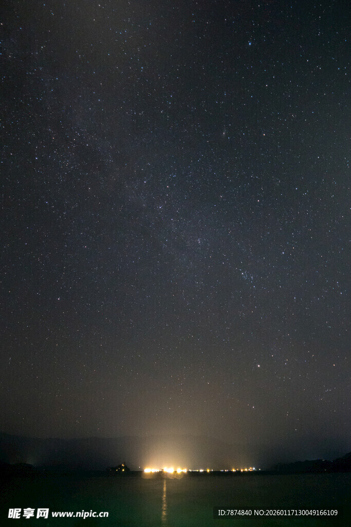 夜幕下的星空与远方灯火