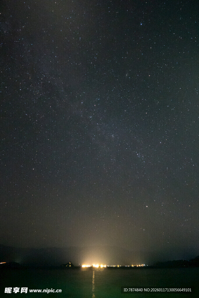 夜空下的璀璨星光与灯火