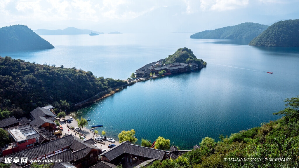 湖畔山村美景