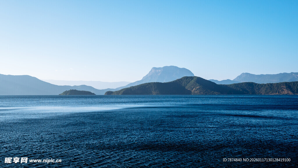 宁静湖景与远处山峦