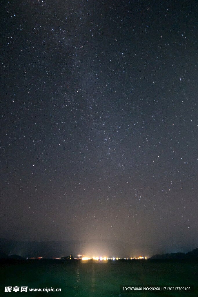夜幕下的璀璨星河与灯火