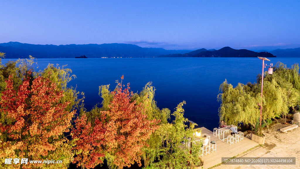 秋日湖畔美景