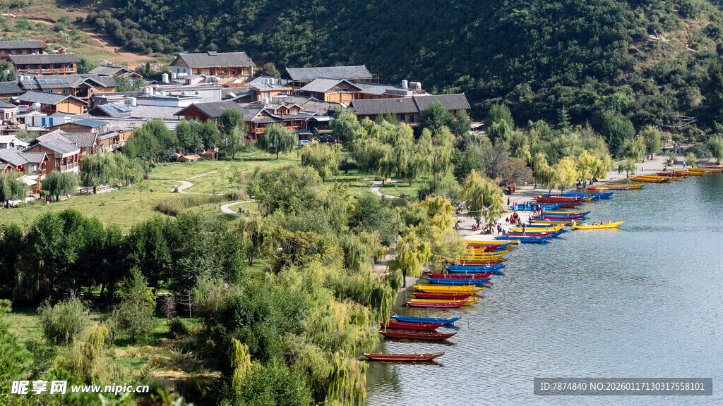 湖畔多彩船只与山村景致