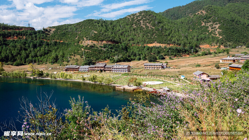 湖畔山村美景