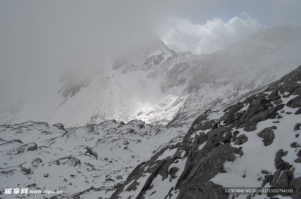 雪山云雾景观