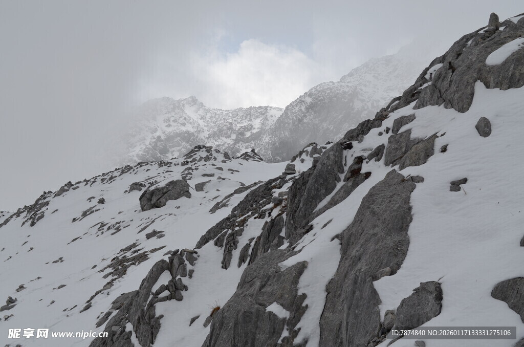 雪山巍峨景象