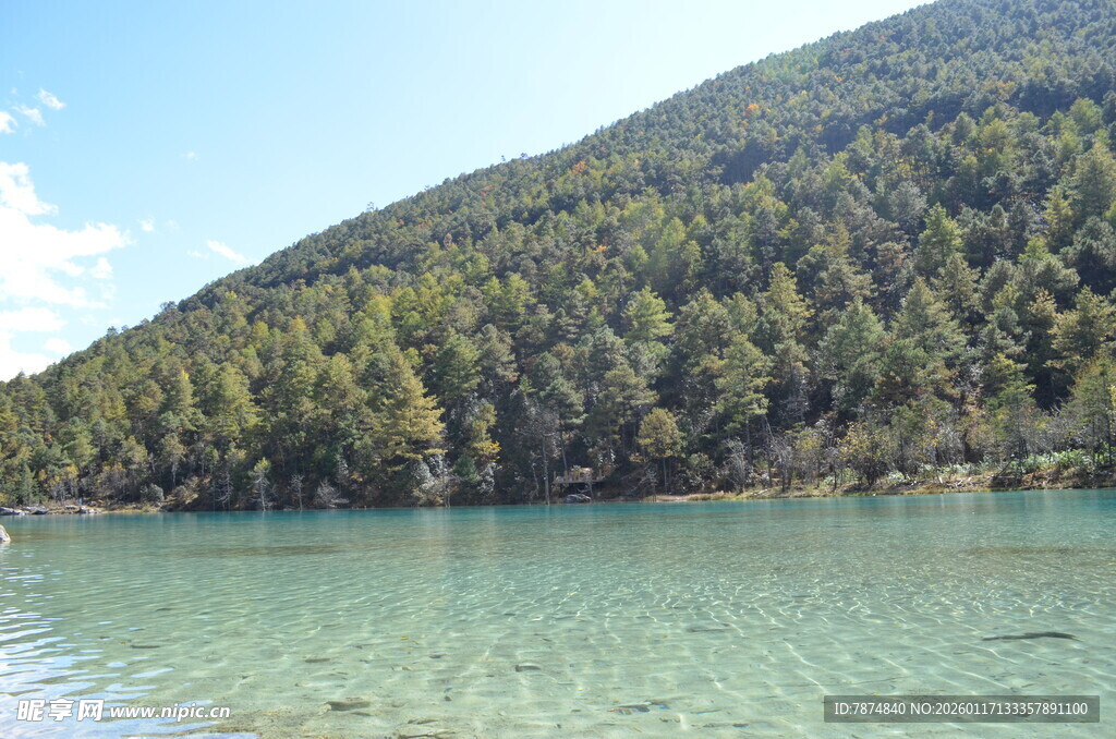 青山绿水间的澄澈湖水