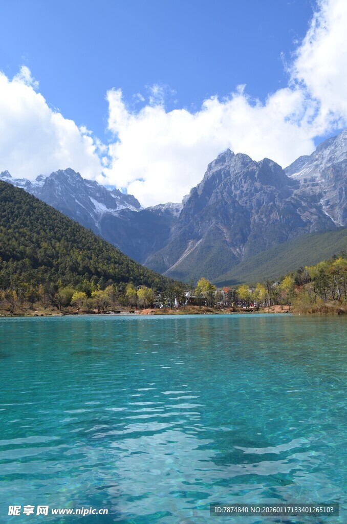 蓝湖映山景 自然之瑰丽