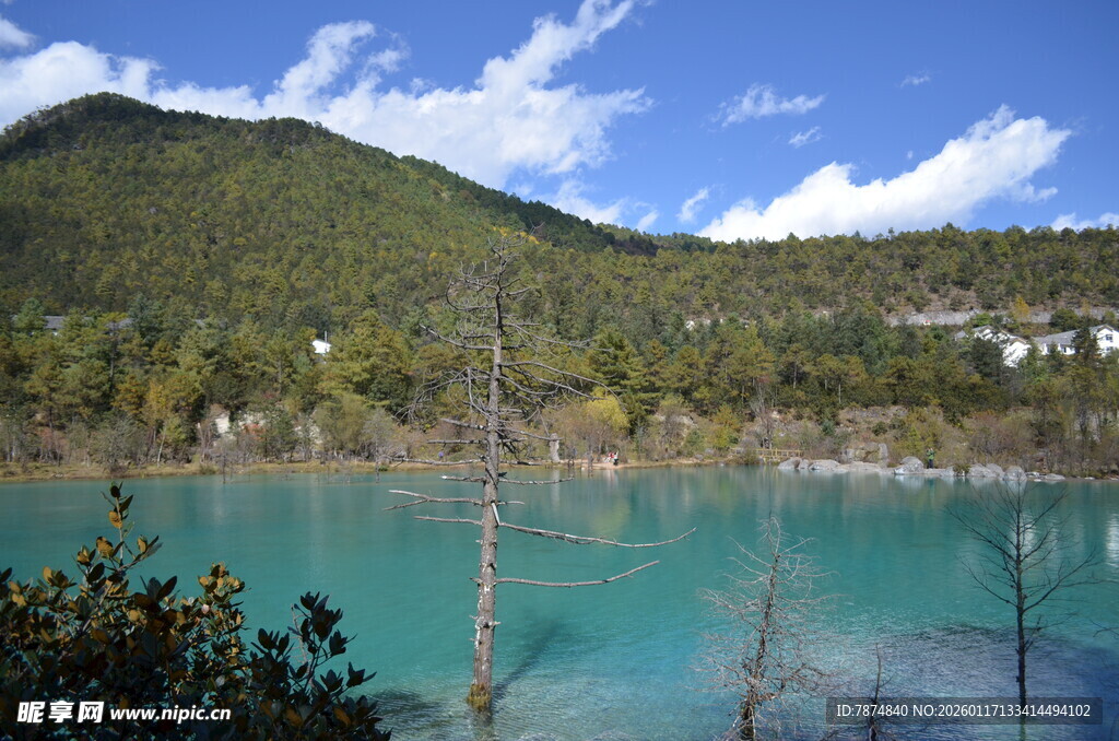 美丽的蓝绿色湖泊与山峦