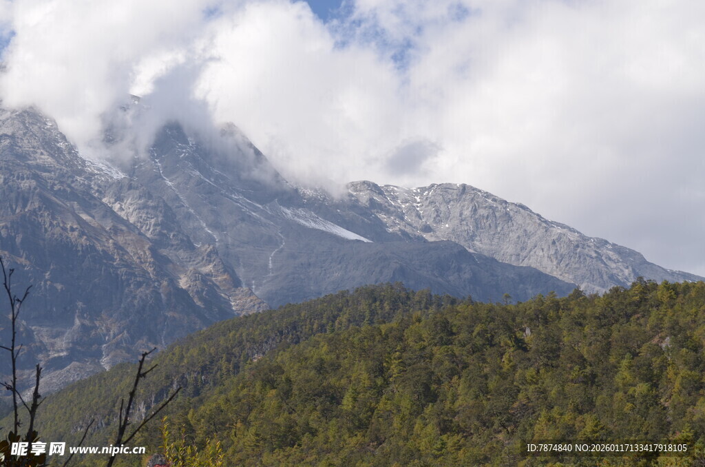 巍峨山峦云雾缭绕美景